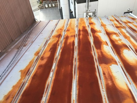 生駒市で瓦棒屋根点検を実施、屋根全面に広がる錆びと笠木板金の劣化を現地で確認