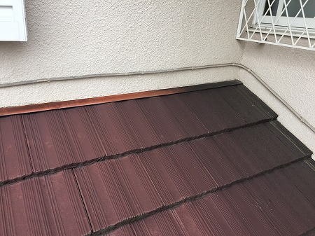 壁際の雨押えメタルも錆びています。