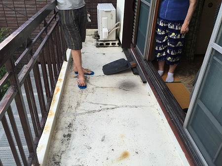 床面にひび割れあるベランダ