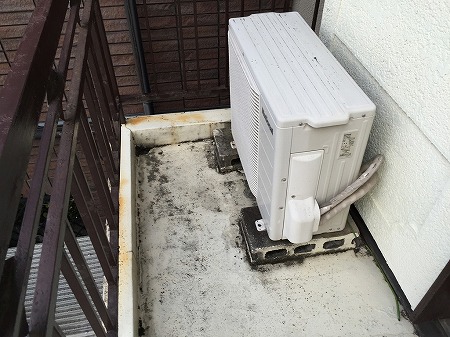 室外機周辺の床面汚れ