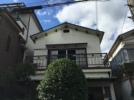 建物正面と2階ベランダ