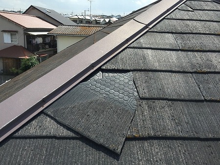 奈良市でフルベスト20点検、割れた屋根材と色あせ・苔の繁殖、棟板金の釘浮きを確認