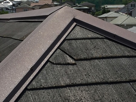棟際の屋根材の割れ