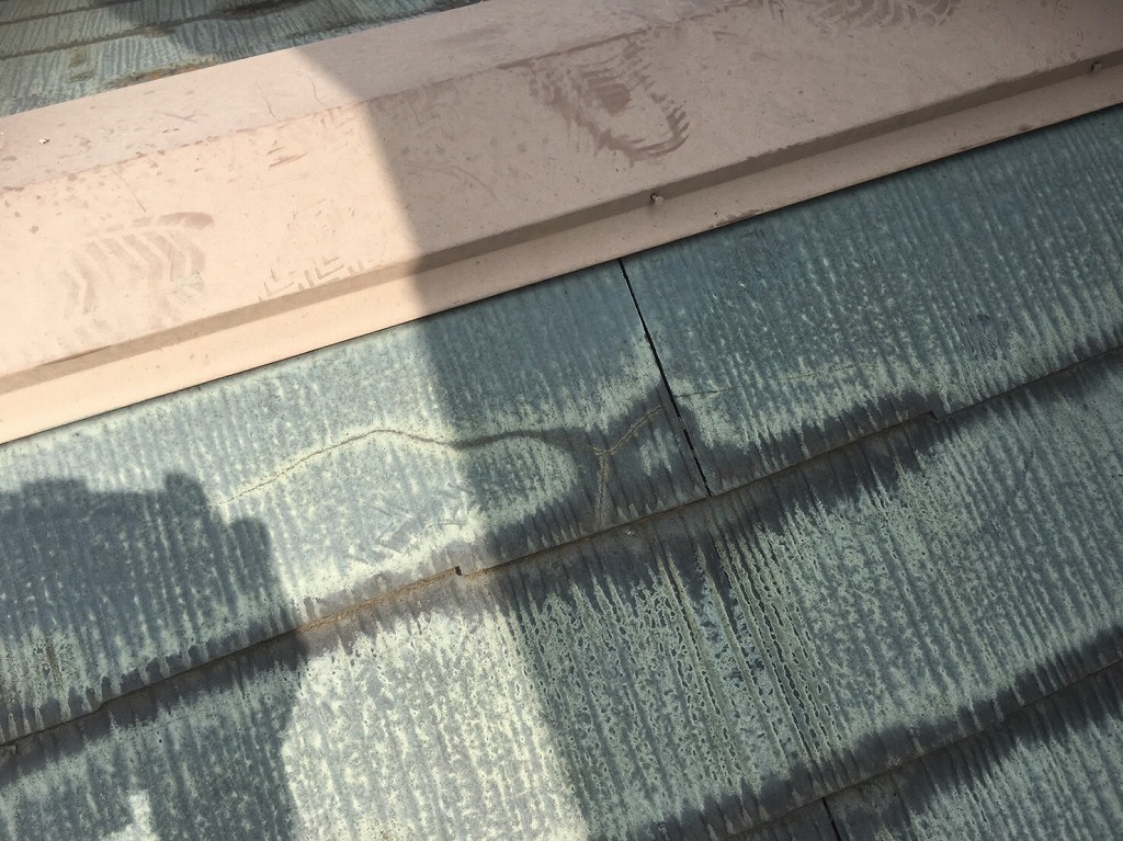 ひび割れた屋根材