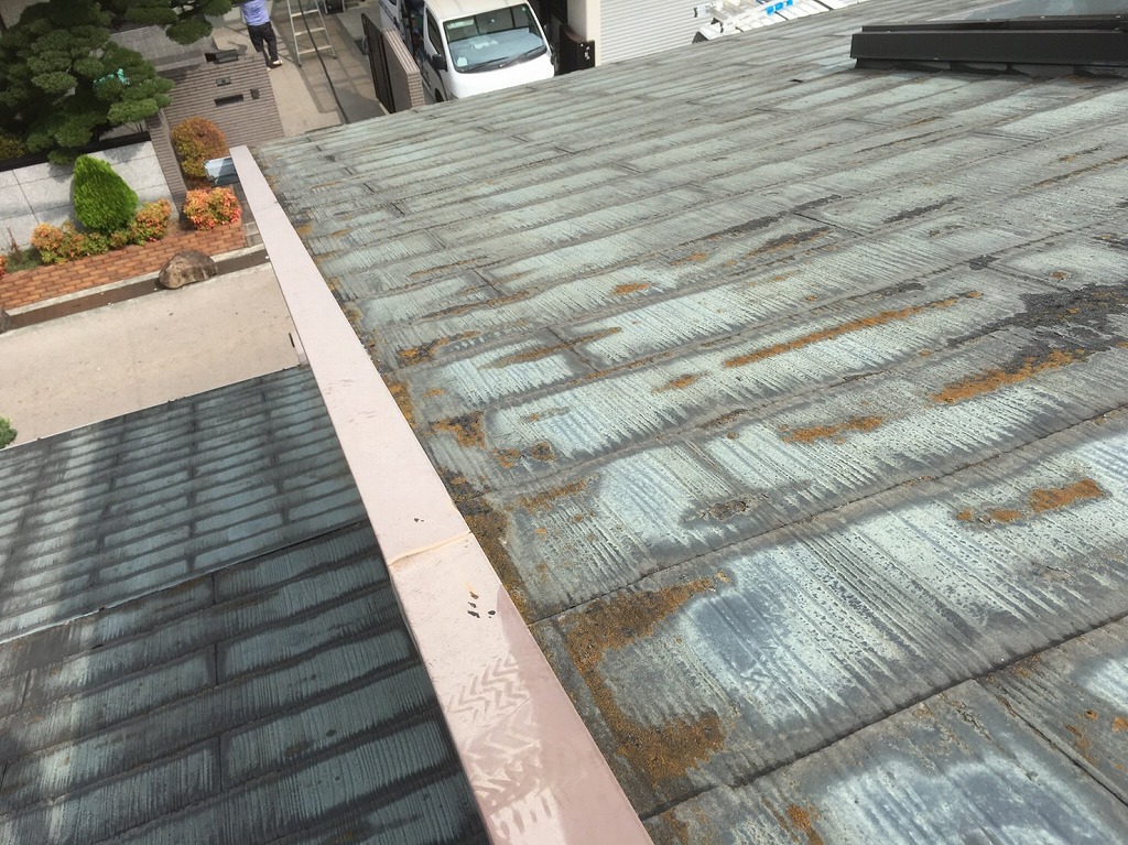 広範囲に傷んだ屋根面