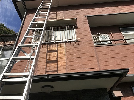 梯子で登ります。