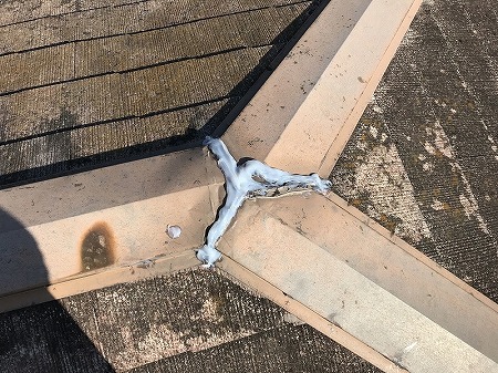 生駒市でカラーベスト屋根点検、色あせと割れ・棟板金まわりの不自然なコーキングを確認