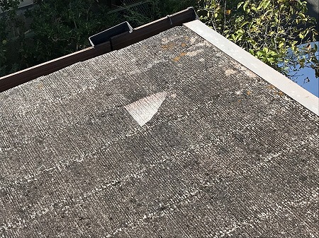 軒先側の劣化した屋根面