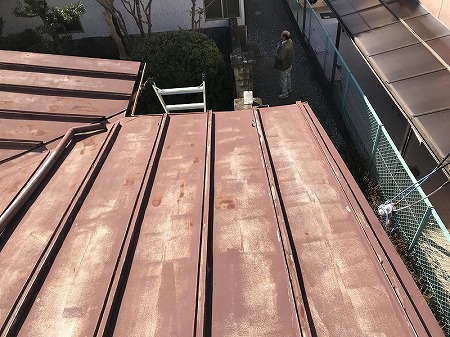色むらのある瓦棒屋根