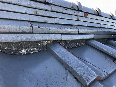 天理市で屋根点検を実施、和形瓦の棟瓦ズレや谷板金の錆びと瓦棒屋根の塗装劣化を確認