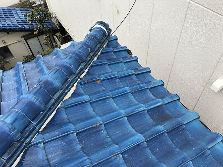 青緑瓦屋根の棟付近