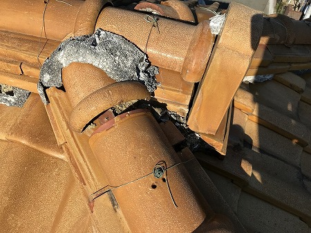 桜井市でオレンジ色の瓦屋根点検！築30年の漆喰劣化と棟のズレを解説