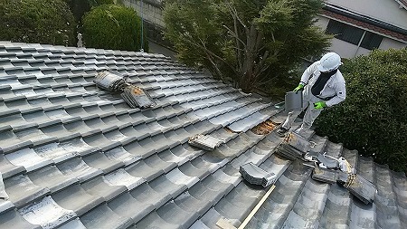 瓦部分葺替施工中