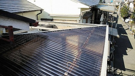 波板を斜めにカットして取付
