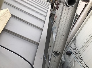軒先雨水飛び出し防止板金取付