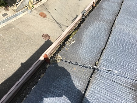 軒先の屋根材の縦割れ