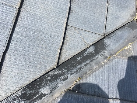 傷んだ谷板金の表面