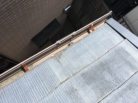 生駒郡平群町でフルベスト20屋根点検、縦割れや谷板金の劣化と樋金具の錆を確認
