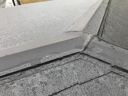 棟板金との取り合いも塗布