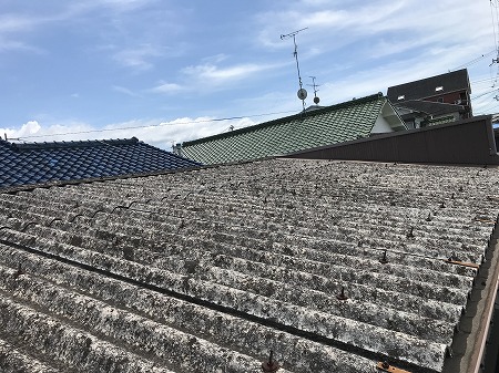 棟部を解体する作業員