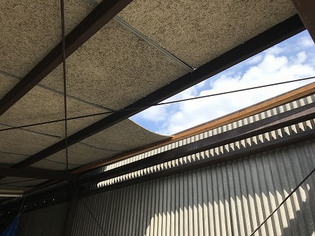 骨組みだけ残った屋根