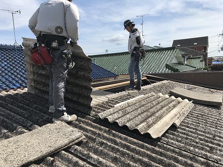 斑鳩町で波型スレート解体工事を実施、劣化した屋根材を安全に撤去した現場