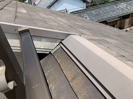 軒先にバルコニー手摺が当たる