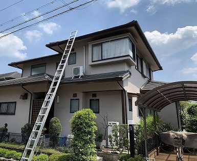梯子を掛けて屋根点検