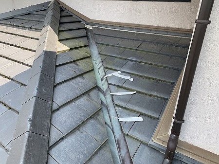 平群町でセメント瓦セラルーフを点検、色褪せとひび割れ補修跡を確認した屋根調査