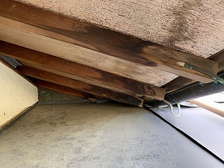 生駒市で玄関上の雨漏り修理。樋の不備を板金加工と集水器設置で解消！