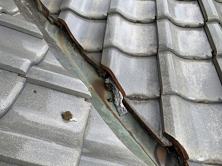谷板金変色と、面戸漆喰剥がれ