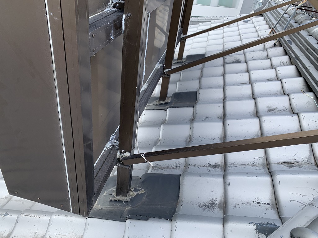 王寺町で雨漏り調査！築30年いぶし瓦と屋上看板の防水劣化を解説