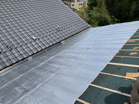 縦桟木を打ち遮熱シート貼ります