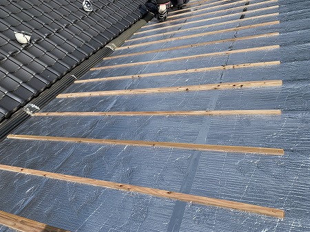 遮熱シートの上から更に桟木を流します。