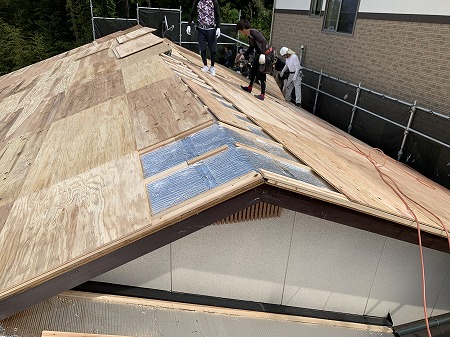 その上に合板を貼り野路を仕上げます。