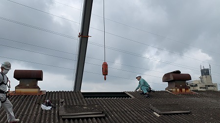 大和郡山市の工場にて！クレーン作業のための波型スレート脱着工事