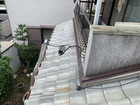 下屋根壁際から雨漏り