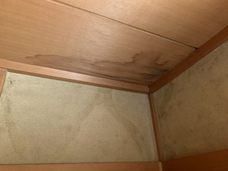 三郷町で和形瓦雨漏り点検、2階屋根の隅棟からの浸水と和室天井・軒天の雨染みを確認