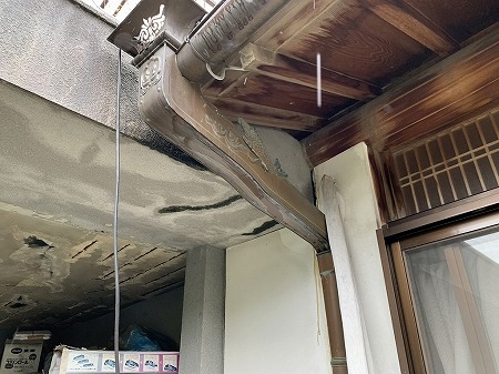 生駒市で雨漏り点検｜瓦屋根と屋上の接合部に苔？原因と修理法