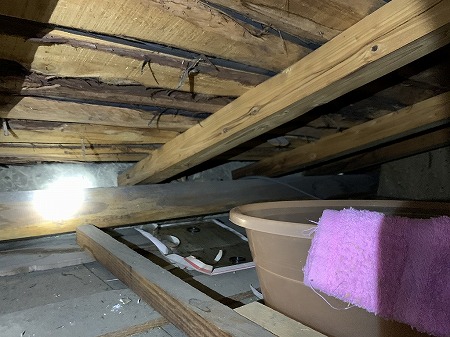 斑鳩町で雨漏り調査！蔵と母屋の接合部にある銅板の穴と壁の隙間