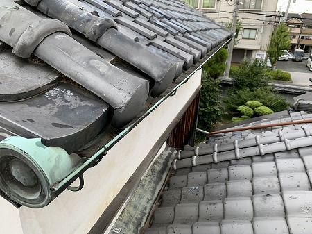 蔵屋根の銅製樋に穴が開いてます。