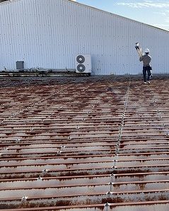 折板屋根の上からフルベスト部分の屋根に上がります。
