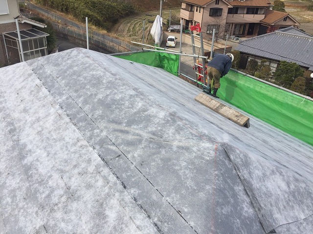 奈良市東登美ケ丘のカバー工法による屋根工事、屋根全体に粘着ルーフィング設置完成