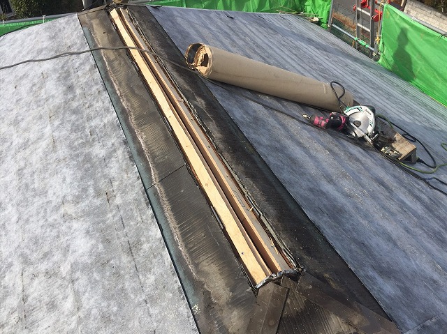 奈良市東登美ケ丘のカバー工法による屋根工事、換気棟撤去後の施工