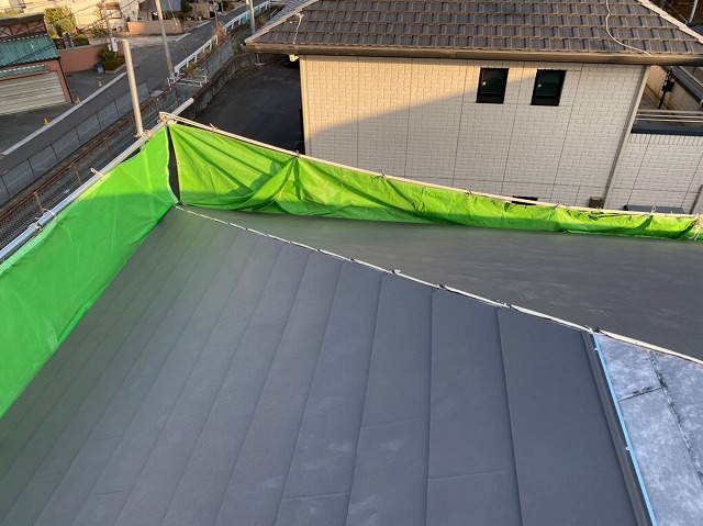 奈良市東登美ケ丘のカバー工法による屋根工事、スーパーガルテクトで施工