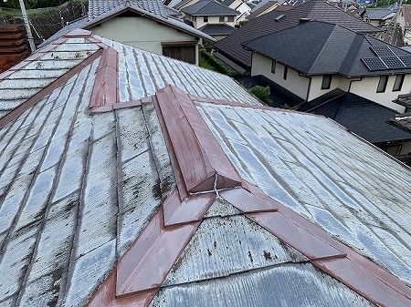 褪色した差し棟板金