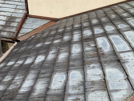 外壁際の色あせ屋根