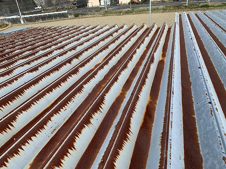 宇陀市の大型工場にて屋根点検を実施｜錆による腐食と穴あきの危険性とは？