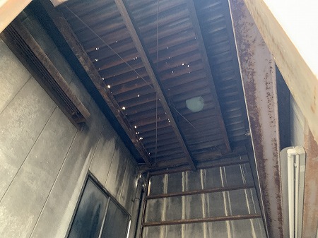 折板が朽ちて穴があいている。