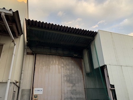 庇などの外部部分の折板はかなり傷んでいる